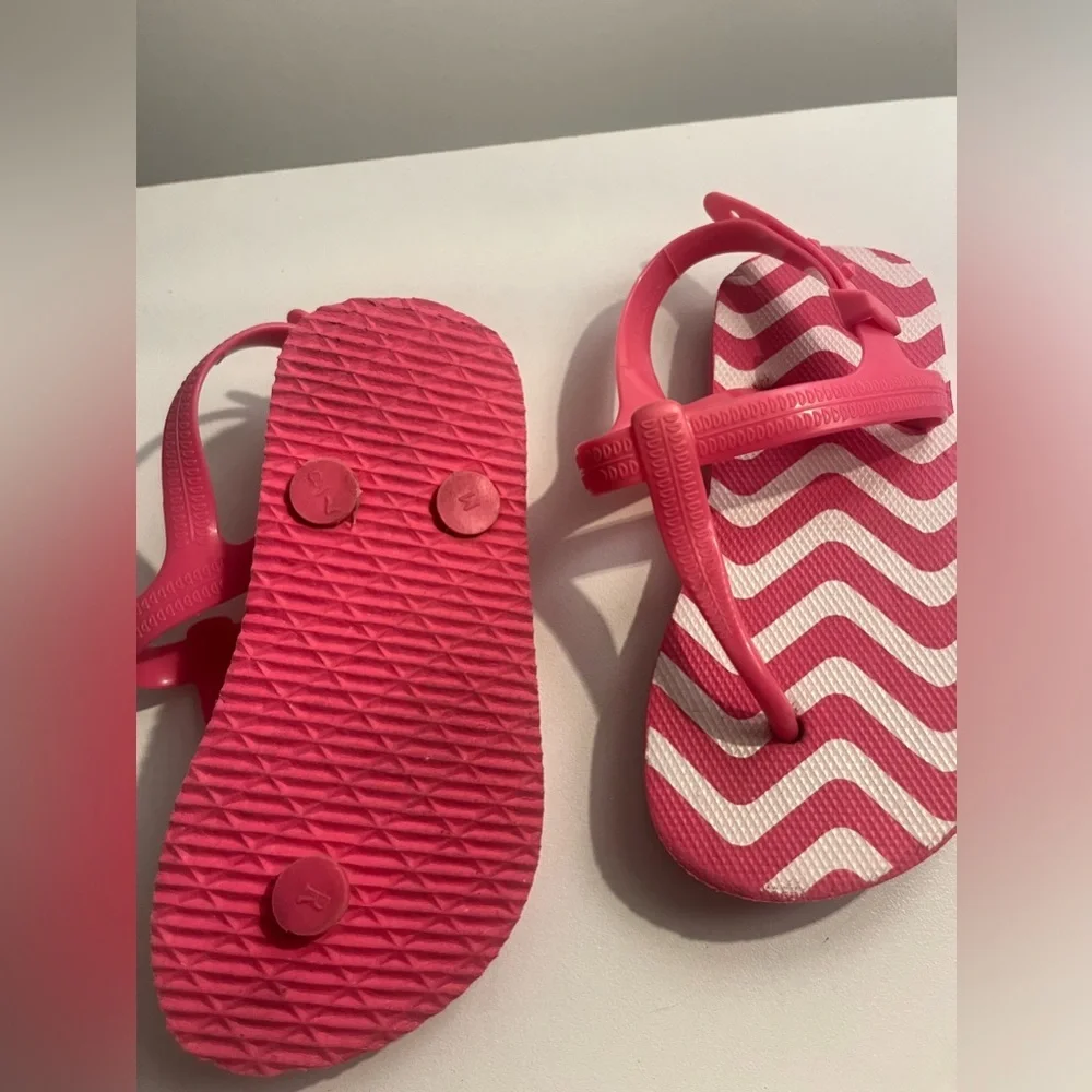 Girl/Youth/toddler summer, pink and white sandals size 7/8​
